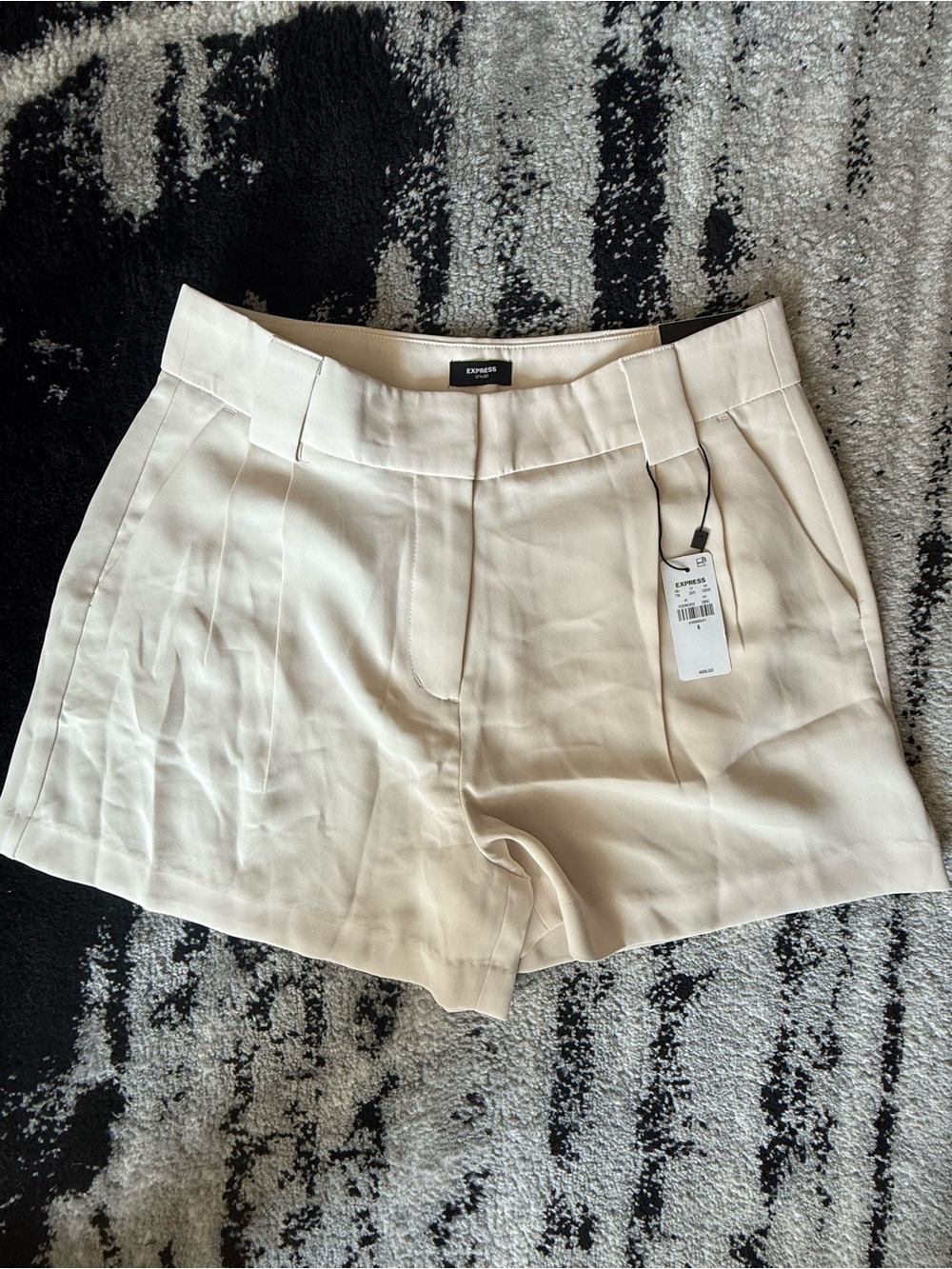 NWT Express Shorts In Style STYLIST. Size 6 Cream/Ivory Color